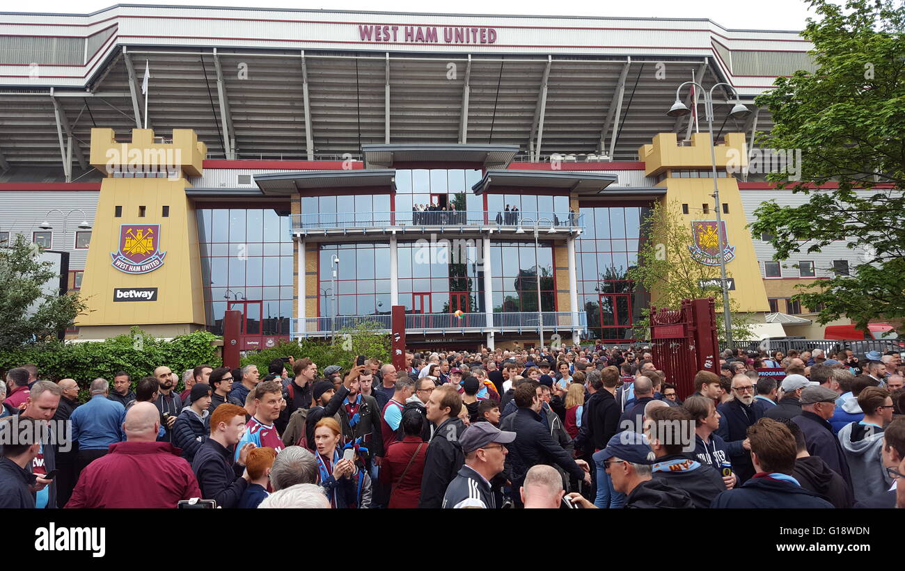 Londra, Inghilterra. Il 10 maggio 2016. West Ham United Tifosi si riuniscono al di fuori del Boleyn Ground prima del gioco finale contro il Manchester United. Milton Cogheil/Alamy Live News Foto Stock