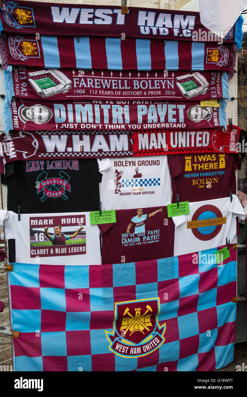 Londra, Regno Unito. Il 10 maggio, 2016. West Ham sciarpe e magliette in vendita in Green Street prima dell'ultima partita mai per essere giocato al Boleyn Ground. Foto Stock
