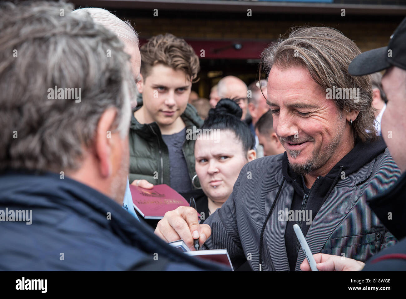 Londra, Regno Unito. Il 10 maggio, 2016. Ian Vescovo, che hanno fatto 255 apparenze per West Ham tra 1989 e 1998, firma autografi al di fuori del Boleyn Ground prima dell'ultima partita mai per essere giocato allo stadio. Foto Stock