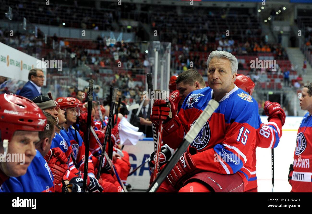 Notte hockey league presidente ed ex allenatore per sovietica di squadra di hockey Alexander Yakushev, destra, attende di unirsi in gioco durante la notte Hockey League match di gala al Bolshoy palazzo di ghiaccio 10 Maggio 2016 in Sochi, Russia. Foto Stock