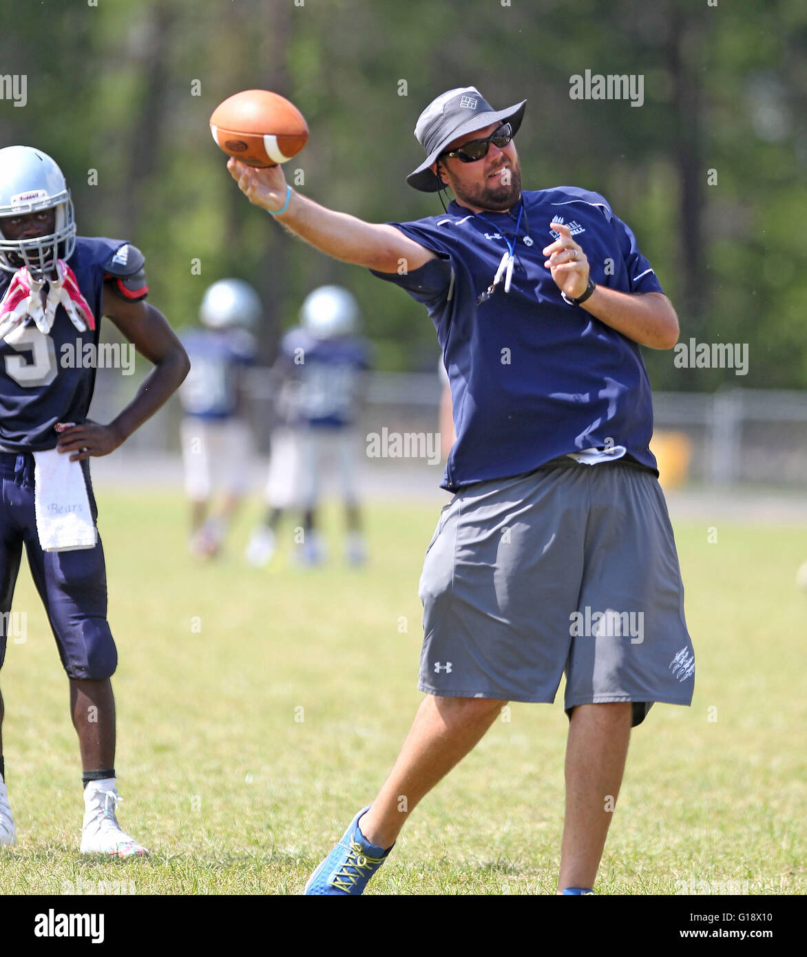 10 maggio 2016 - Brooksville, Florida, Stati Uniti - BRENDAN FITTERER | Orari.Central High School allenatore di calcio Chris Sands conduce la sua squadra attraverso la pratica martedì (5/10/16) (credito Immagine: © Brendan Fitterer/Tampa Bay volte via ZUMA filo) Foto Stock