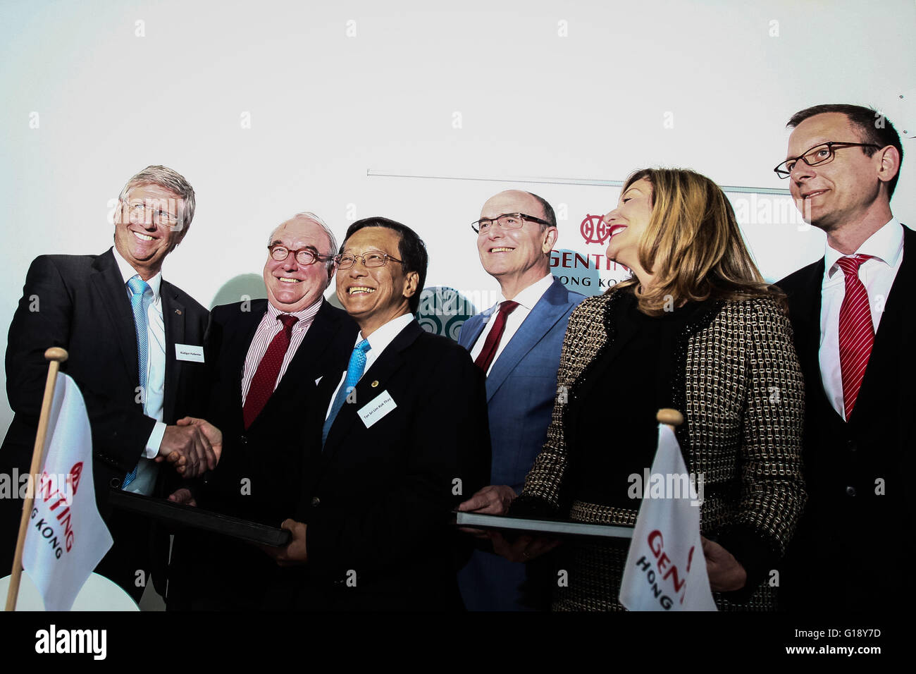 Wismar in Germania. Il 10 maggio, 2016. Tan Sri Lim Kok Thay (3 L), presidente di Genting Hong Kong e Rudiger Pallentin (1L), il Managing Director di Lloyd Werft Gruppo, assistere ad una cerimonia di firma a Wismar, Germania, il 10 maggio 2016. Una nave costruendo un contratto del valore di 3,5 miliardi di euro (circa 3,9 miliardi di dollari) tra Hong Kong-basato Genting Hong Kong e il tedesco Lloyd Werft gruppo è stato firmato qui Martedì, portando con sé la prospettiva di rivitalizzare l'industria locale e la creazione di migliaia di posti di lavoro in Germania il cantiere dell'azienda. © Zhang ventola/Xinhua/Alamy Live News Foto Stock