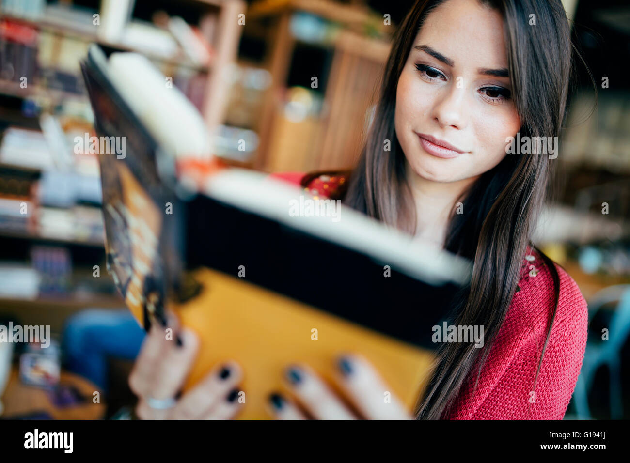Bella donna la lettura del libro e la preparazione per l'esame Foto Stock