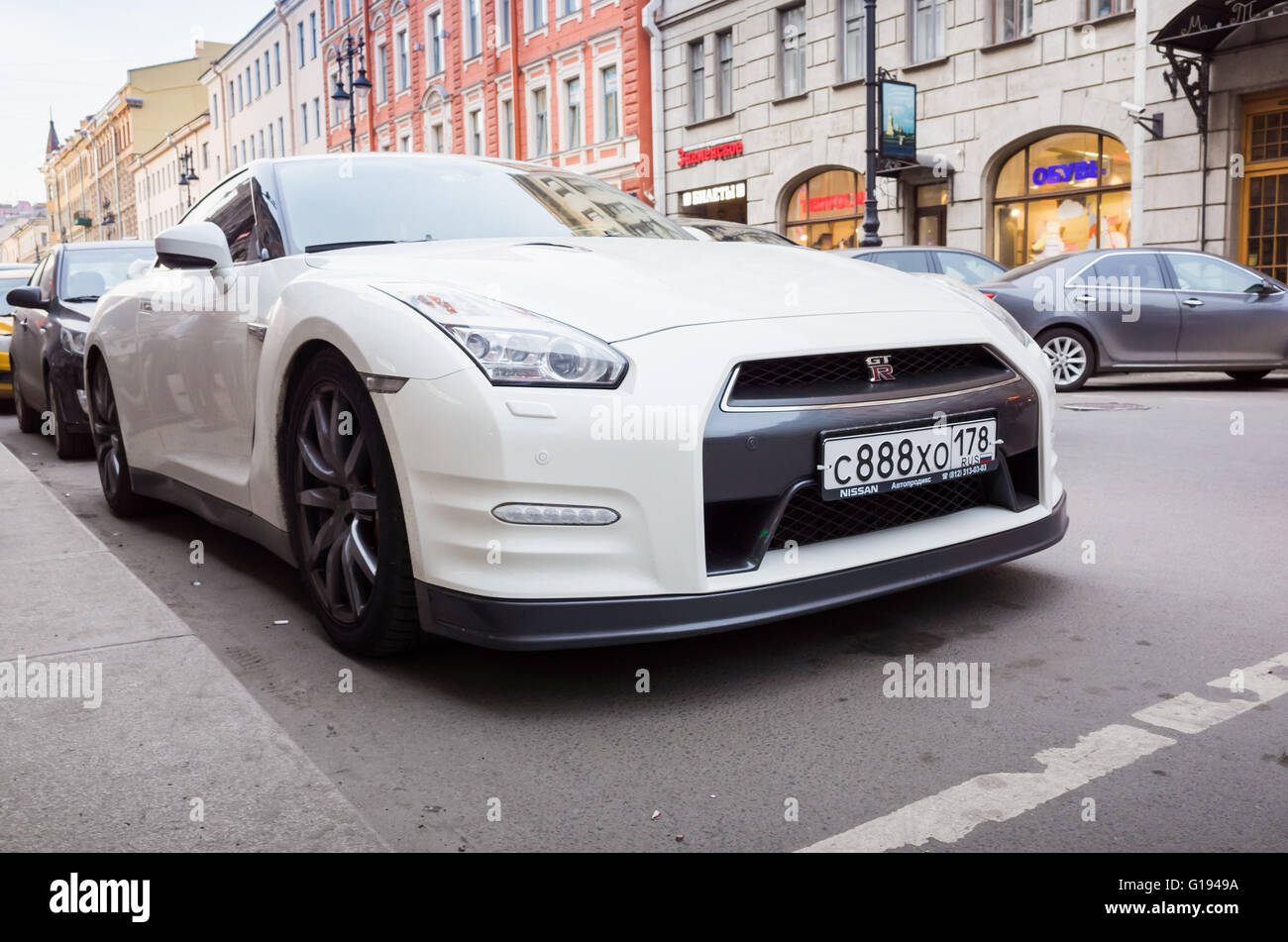 San Pietroburgo, Russia - 13 Aprile 2016: Bianco Nissan GT-R Premium R35 è parcheggiato su una strada in città. Primo piano Foto Stock