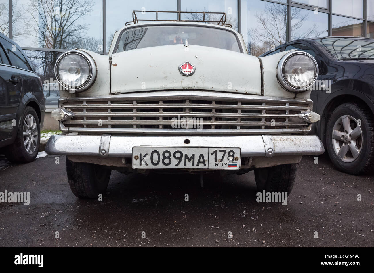 San Pietroburgo, Russia - 15 Aprile 2016: Grigio old-timer Moskvitch-403 compatta automobile prodotta dall'ex sovietica automobile Foto Stock