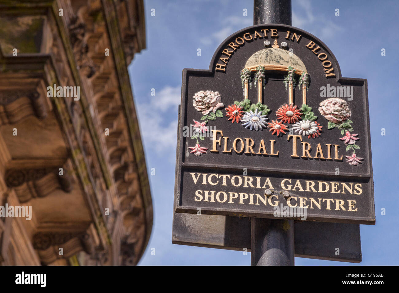 Segno per Harrogate in Bloom sentiero floreali, Harrogate, North Yorkshire, Inghilterra, Regno Unito Foto Stock