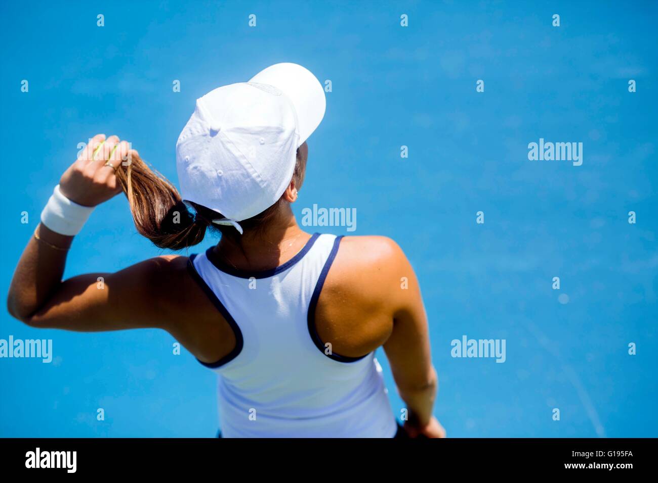 Femmina giocatore di tennis preparando a servire. Shot presa da sopra Foto Stock
