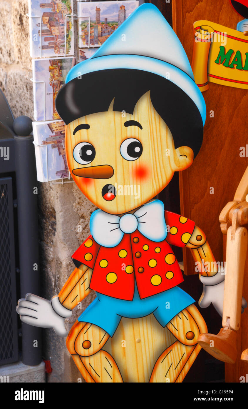 Pinocchio burattino in un negozio di souvenir a San Gimignano, Toscana, Italia Foto Stock