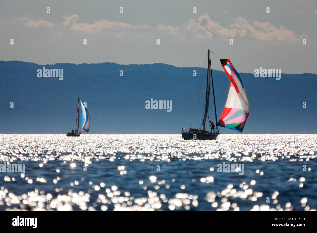 Due barche a vela nel Mediterraneo, Croazia Foto Stock