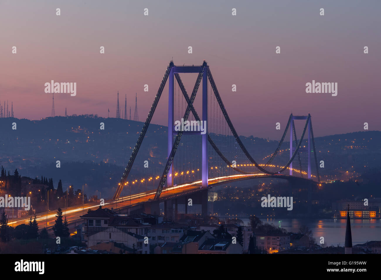 Ponte sul Bosforo e il traffico al mattino Foto Stock