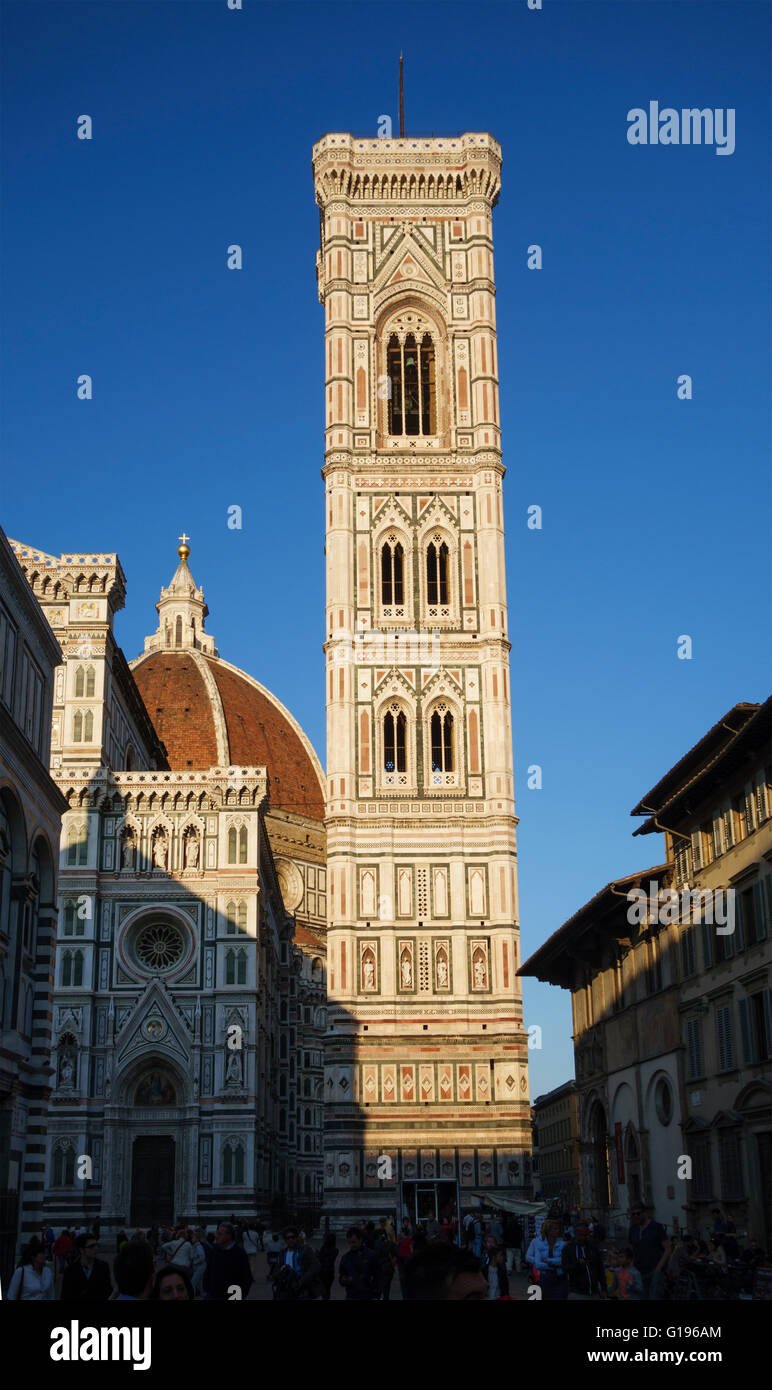 Firenze, Italia. Il campanile (campanile), progettato da Giotto e costruita tra il 1334 e il 1359, nella luce della sera Foto Stock