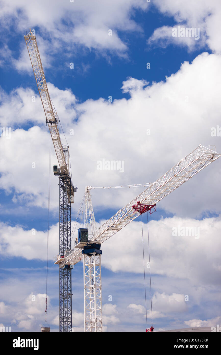 Due gru opera su un sito constuction in Burlington Ont, in data 9 maggio 2016. Foto Stock