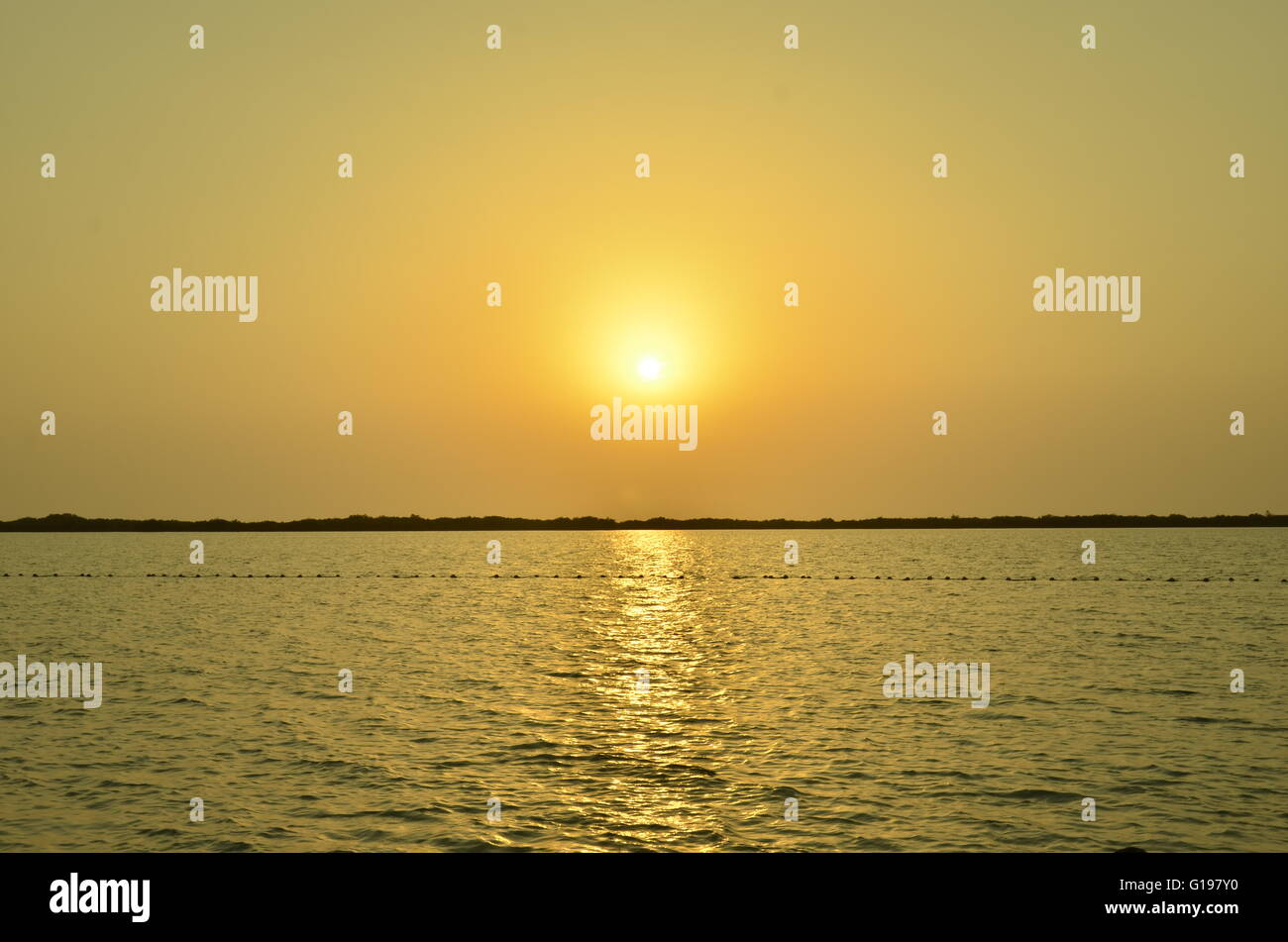 Thuwal, Arabia Saudita la spiaggia ed il porto per il turismo nei pressi della città di Jeddah, Arabia Saudita. Foto scattata vicino con il tramonto del sole Foto Stock