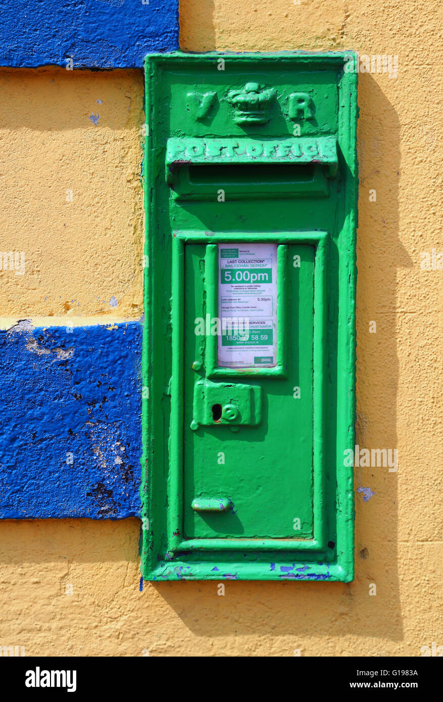Vecchio verde letterbox irlandese dall'età vittoriana Foto Stock