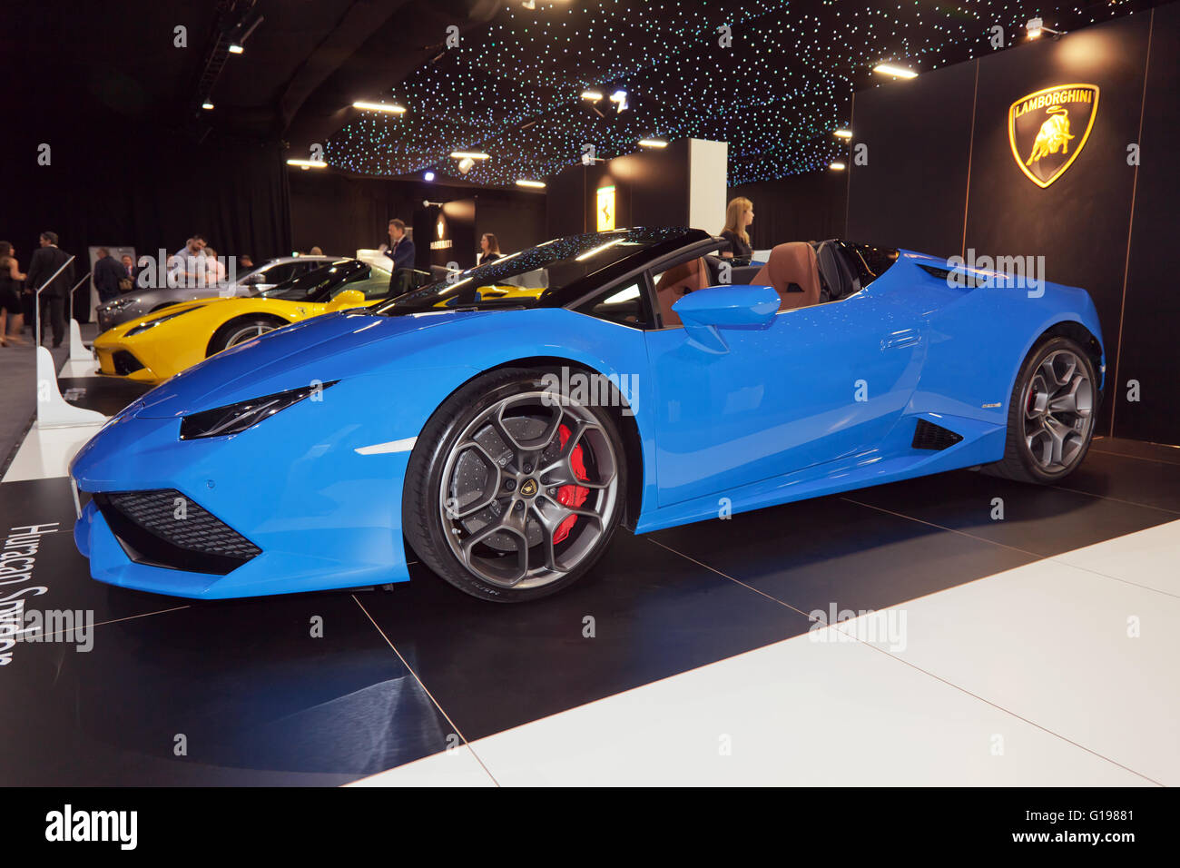 Vista laterale di una Lamborghini Huracán Spyder in mostra statica al 2016 London Motor Show. Foto Stock