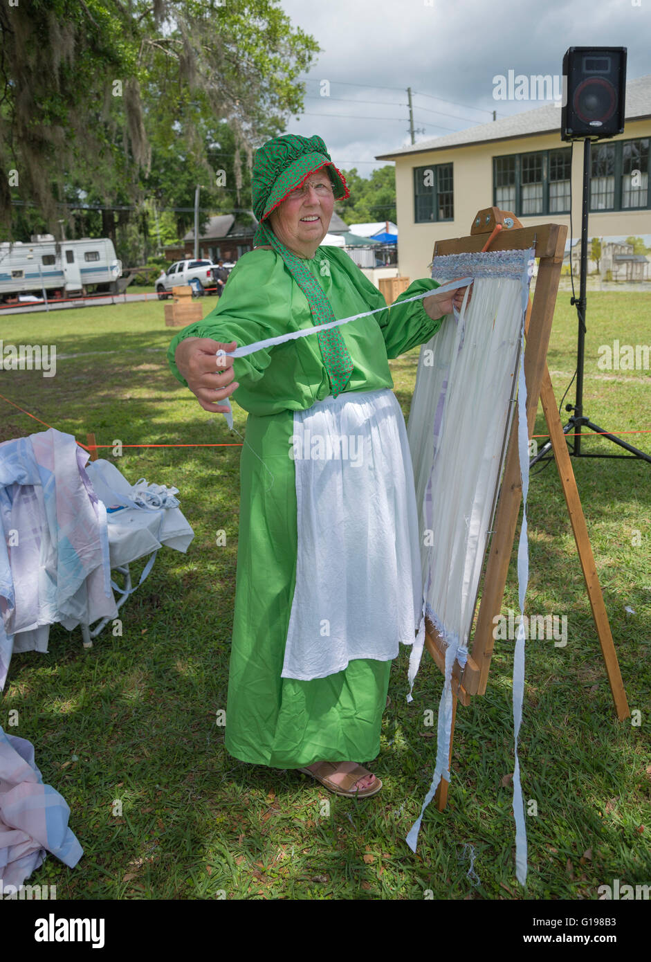 Pioneer Days celebrazione annuale in alta Springs, in Florida. Donna tessuto tessitura strisce di scarto su un mini-telaio. Foto Stock