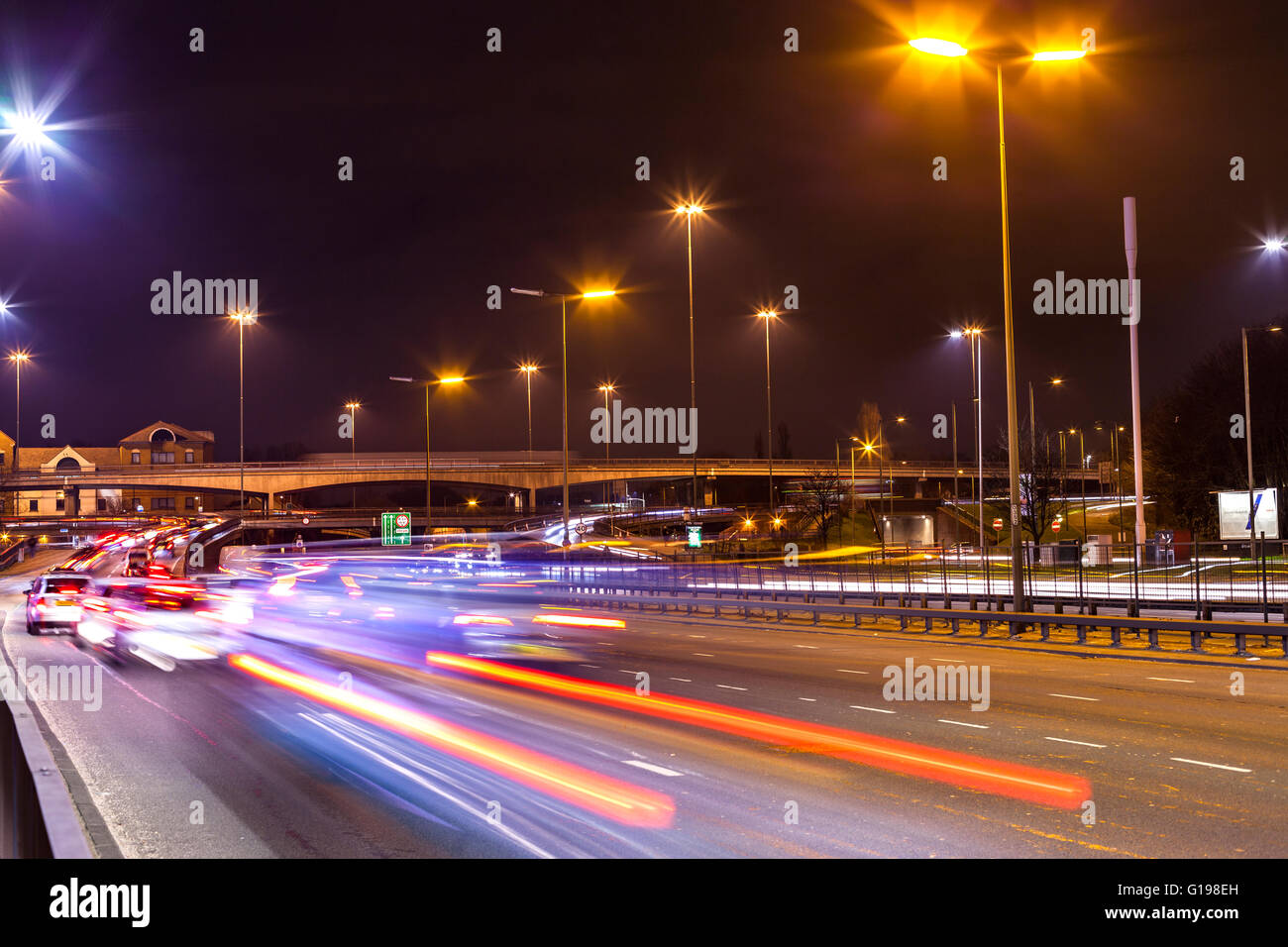 Un enorme Cross Road a Londra di notte , sopraelevata Foto Stock