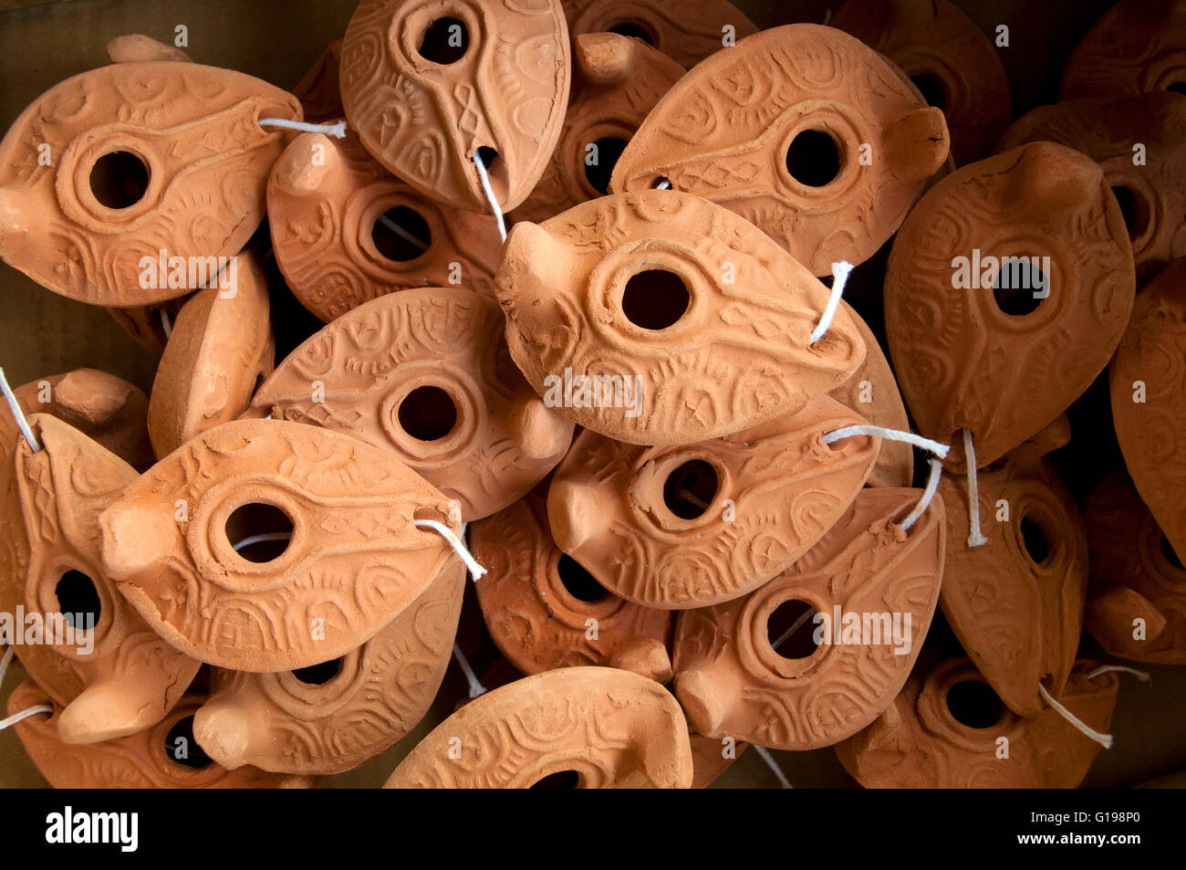 Clay lampade ad olio, vecchio stile Foto Stock