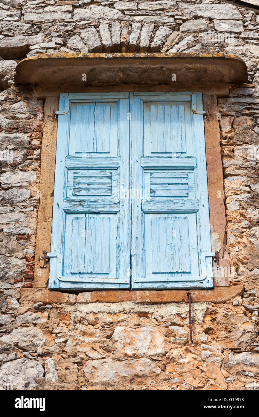 Vecchie persiane alle finestre su un edificio nel villaggio di Mesta, Chios, Grecia Foto Stock