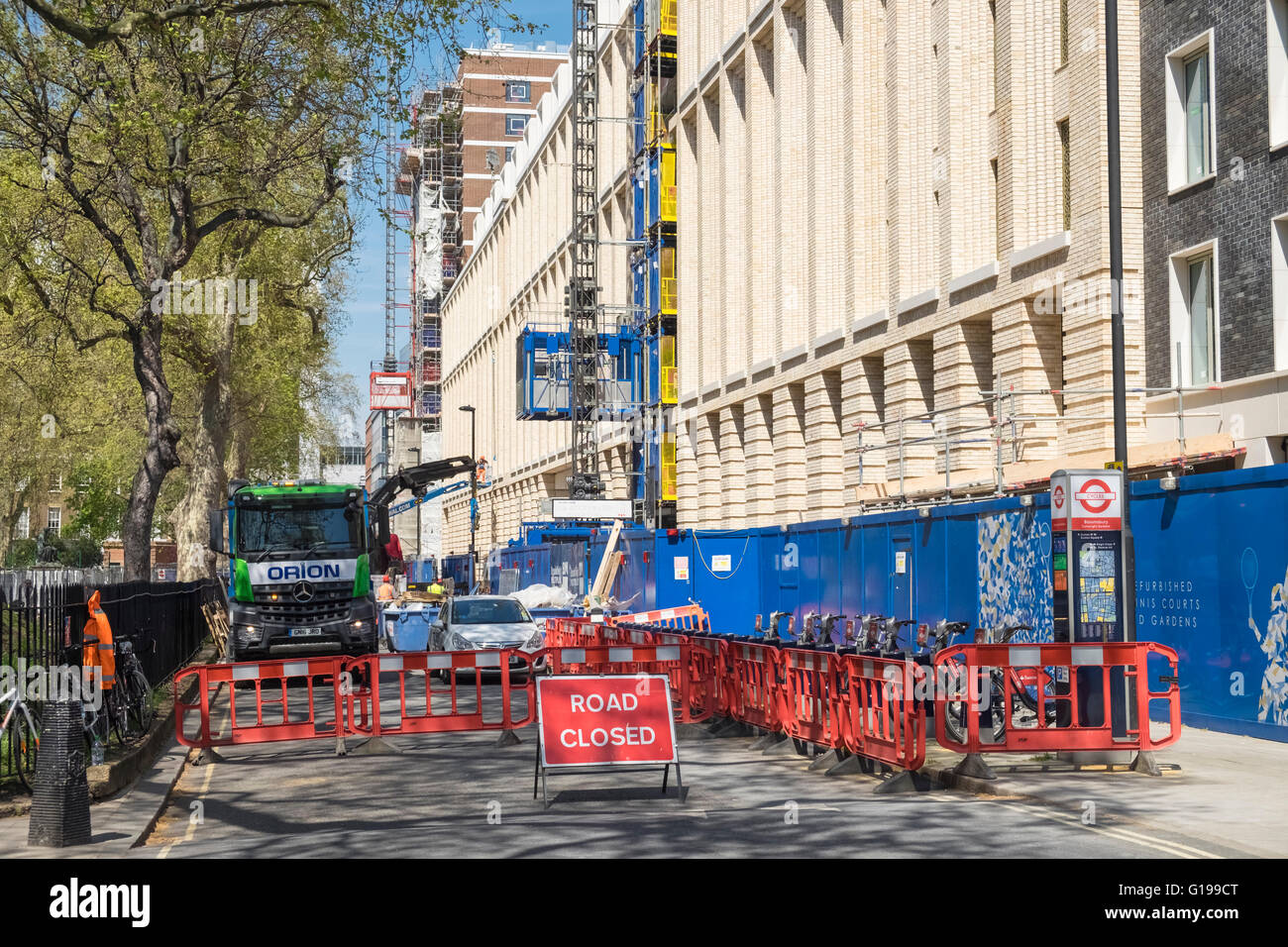 Strada chiusa durante i lavori di costruzione, Bloomsbury, Londra, Inghilterra, Regno Unito Foto Stock