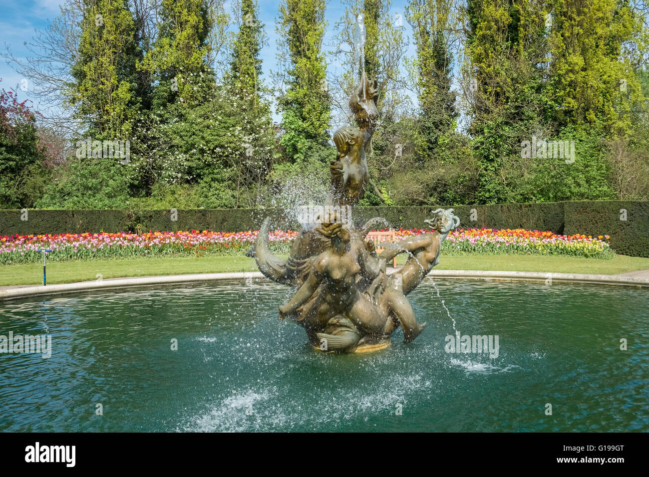 Fontana del Tritone scultura raffigurante un mare Dio soffia una conchiglia con due sirene ai suoi piedi, Regents Park, London, Regno Unito Foto Stock