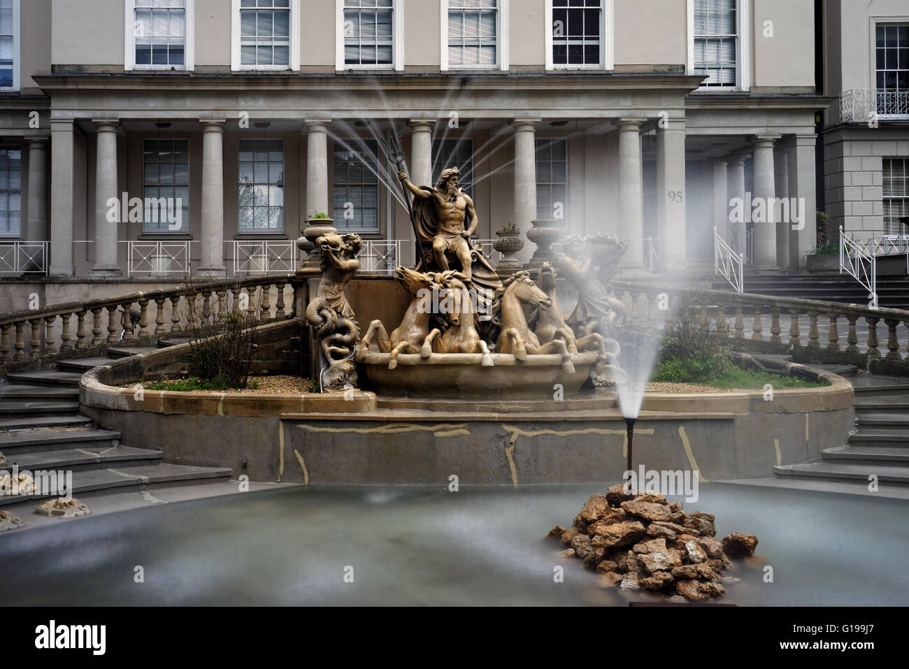 UK,,Gloucestershire Cheltenham,la Fontana di Nettuno e Uffici Comunali Foto Stock