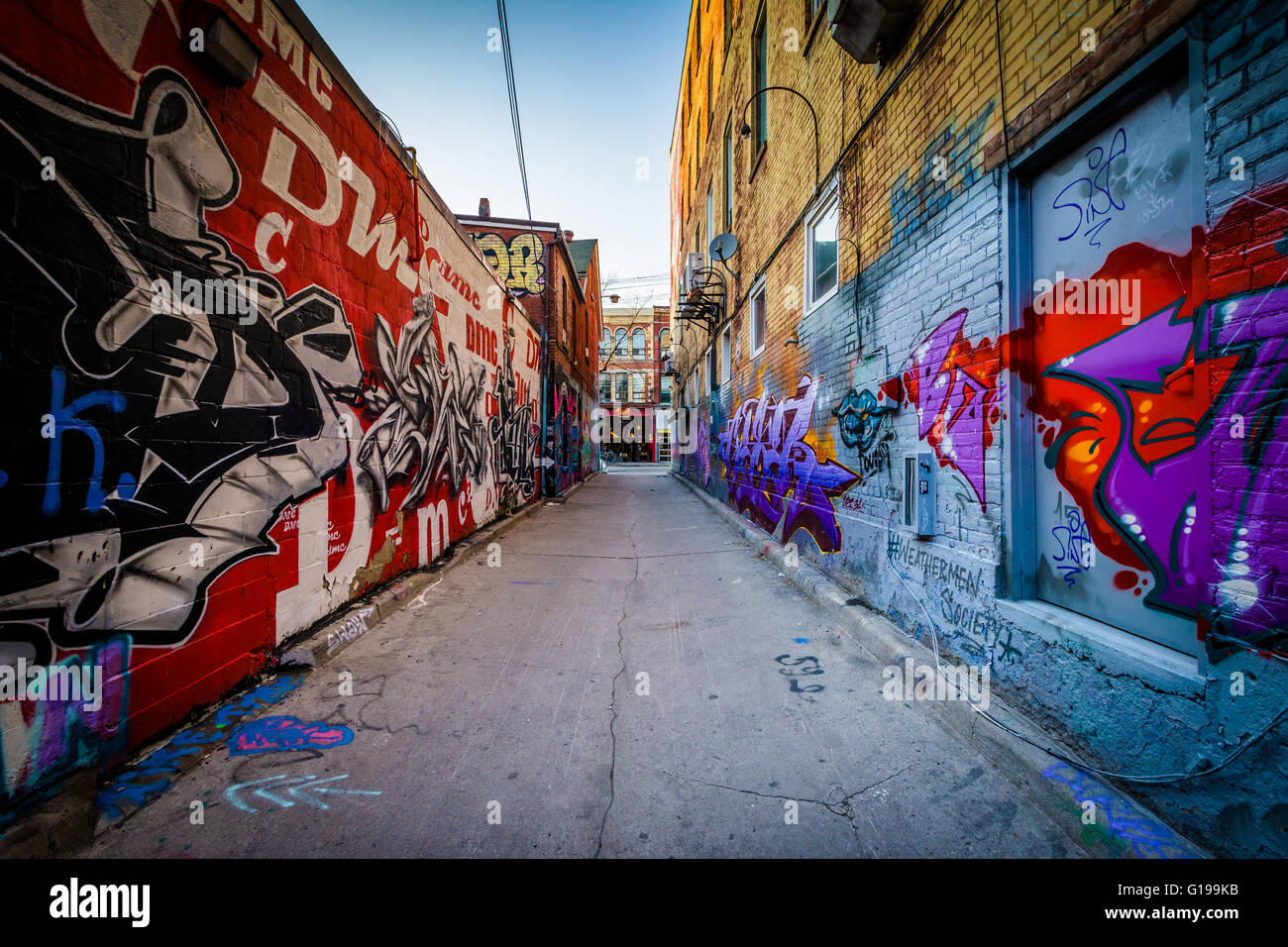 Arte di strada in Graffiti vicolo, nel quartiere alla moda di Toronto, Ontario. Foto Stock