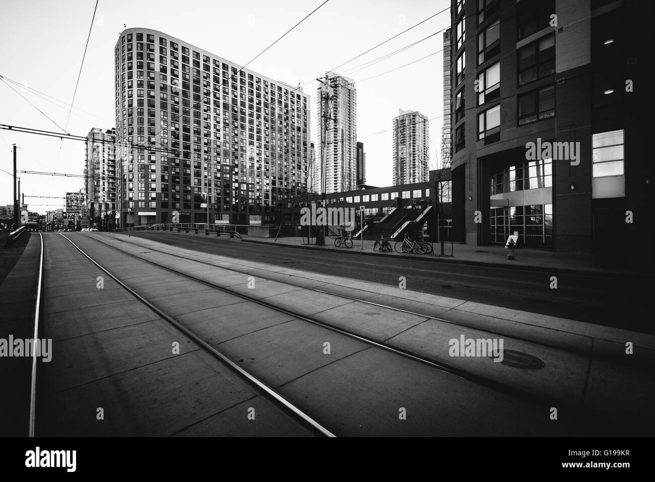 Tram le vie e palazzi moderni su Queens Quay West, al porto, a Toronto, Ontario. Foto Stock