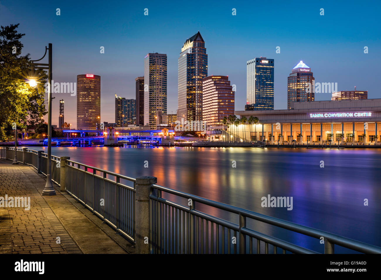 Twilight nello skyline di Tampa, Florida, Stati Uniti d'America Foto Stock