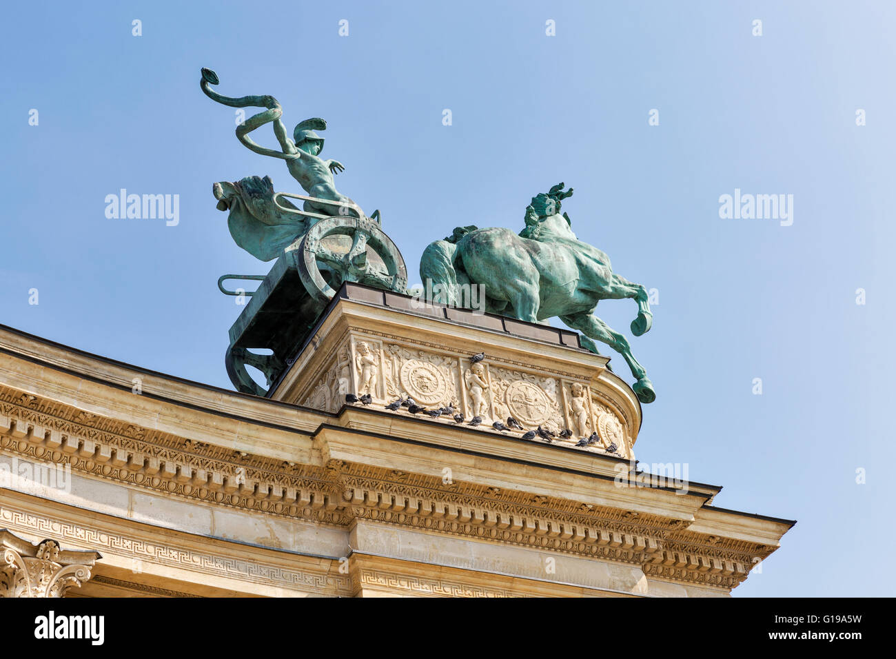 La scultura del carro di guerra in piazza Eroe Monumento a Budapest, Ungheria Foto Stock