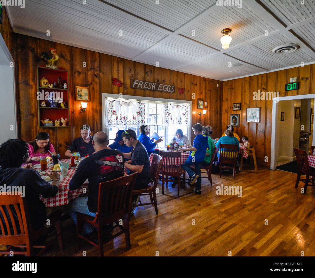 Una vivace folla di persone in legno progettata sala da pranzo presso il Loveless Cafe & Motel Nashville TN Foto Stock