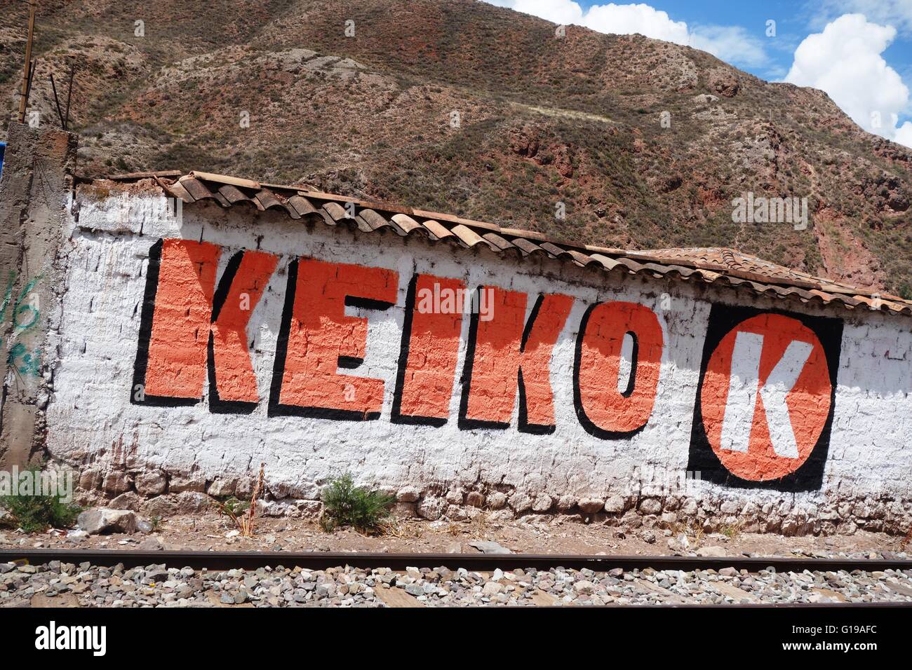Propaganda elettorale per il Keiki Fujimori dipinto sulle pareti di una casa rurale. Cusco, Perù. Foto Stock