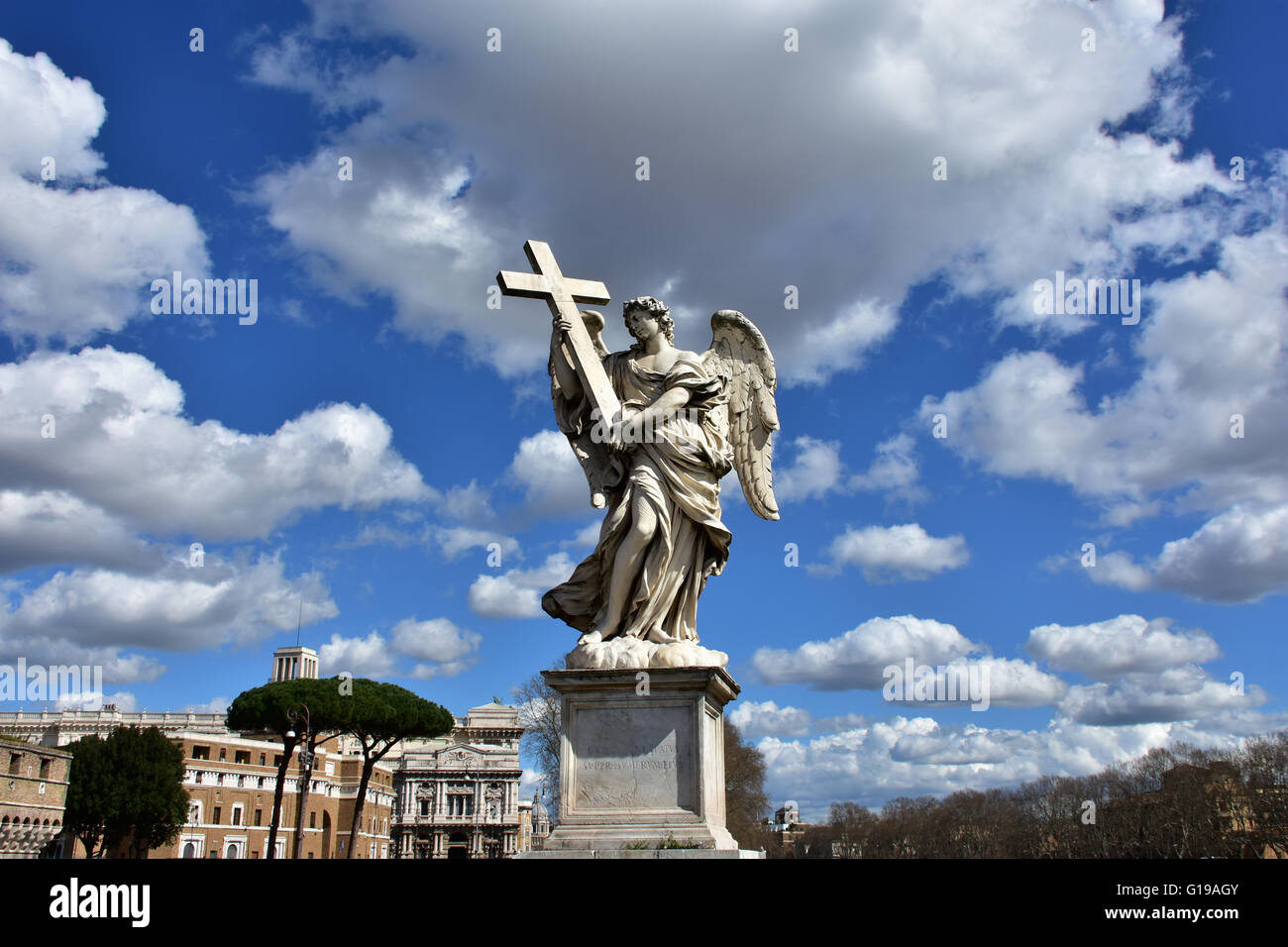 Statua in marmo di angelo tenendo la Santa Croce con celeste, da Sant'Angelo ponte balaustra monumentale nel centro di Roma Foto Stock