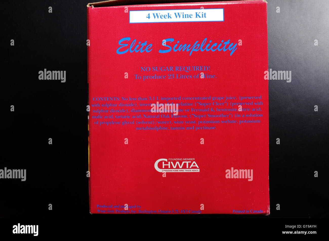 Un vino di casa kit birra fotografati contro uno sfondo nero. Foto Stock