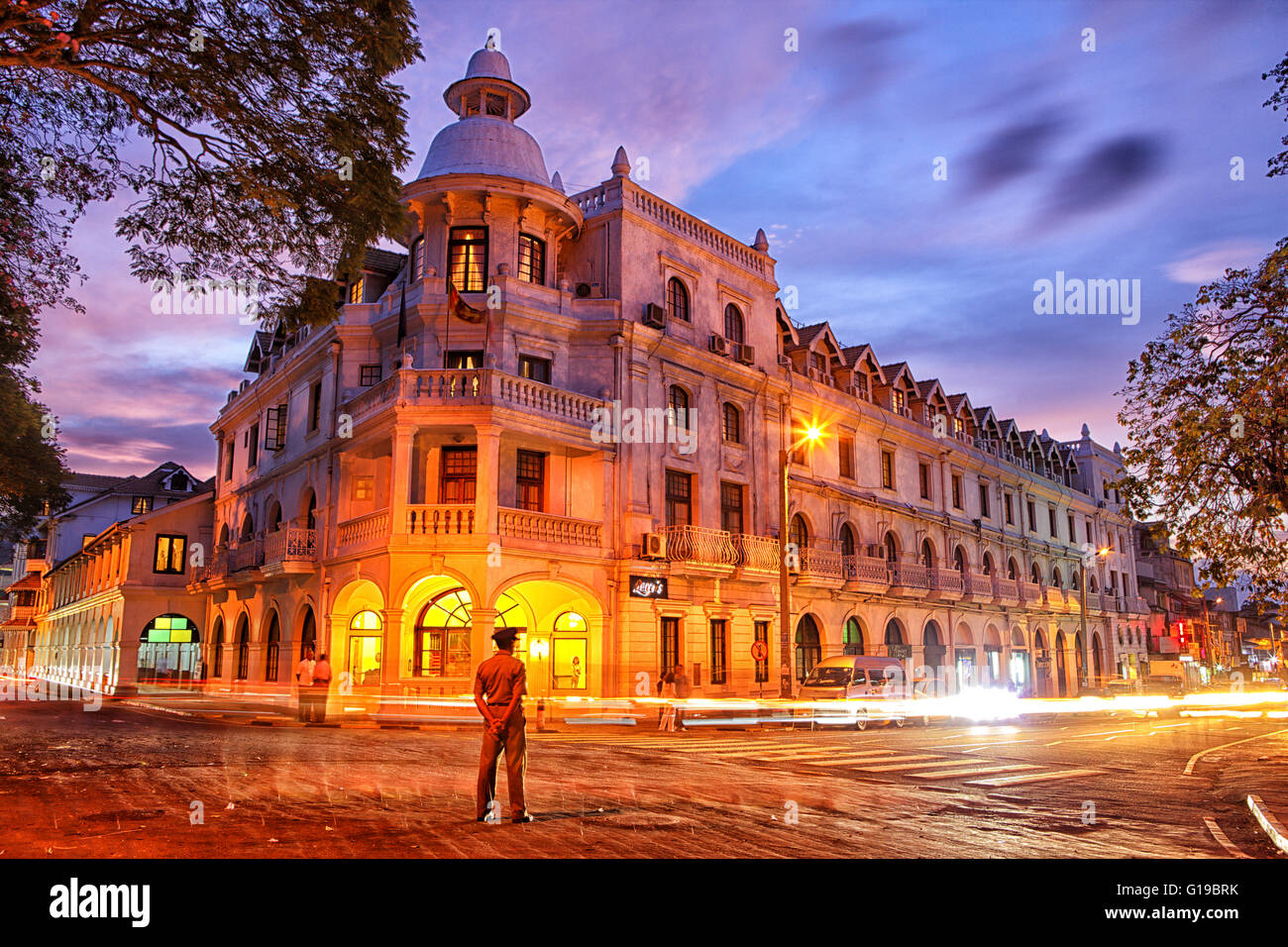 L'hotel coloniale Queens e il centro cittadino di Kandy, Sri Lanka di notte Foto Stock