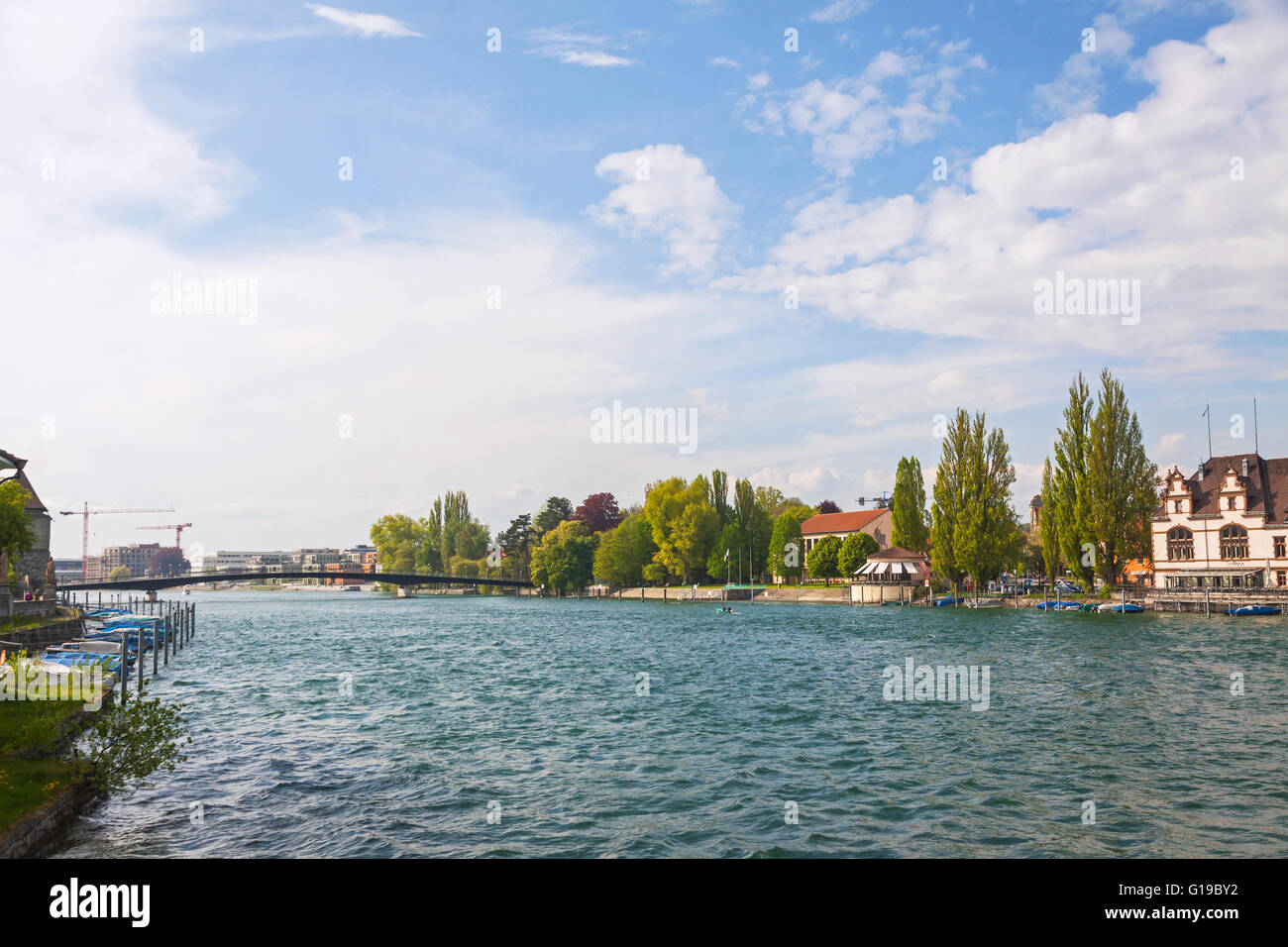 Fiume Reno nella città di Konstanz, Germania. Il luogo dove inizia il Reno Foto Stock
