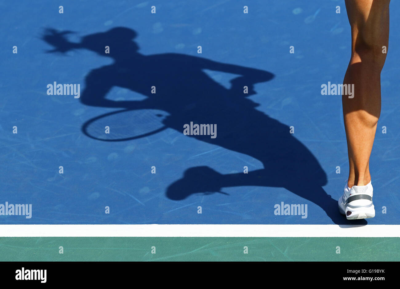 Ombra di donna giocatore di tennis, che serve la sfera Foto Stock