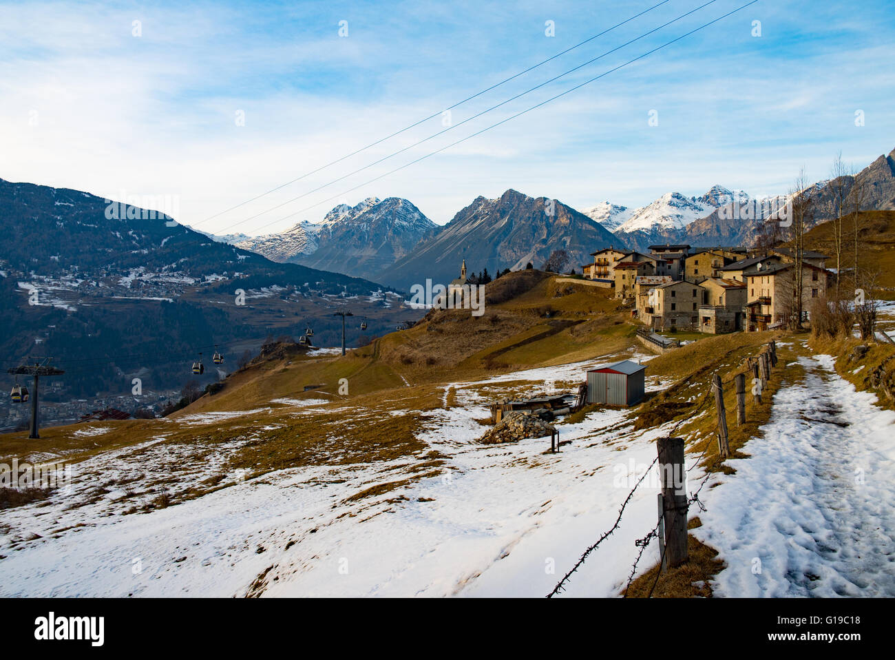 Paesaggio di montagna con la funivia, neve e case tipiche Foto Stock