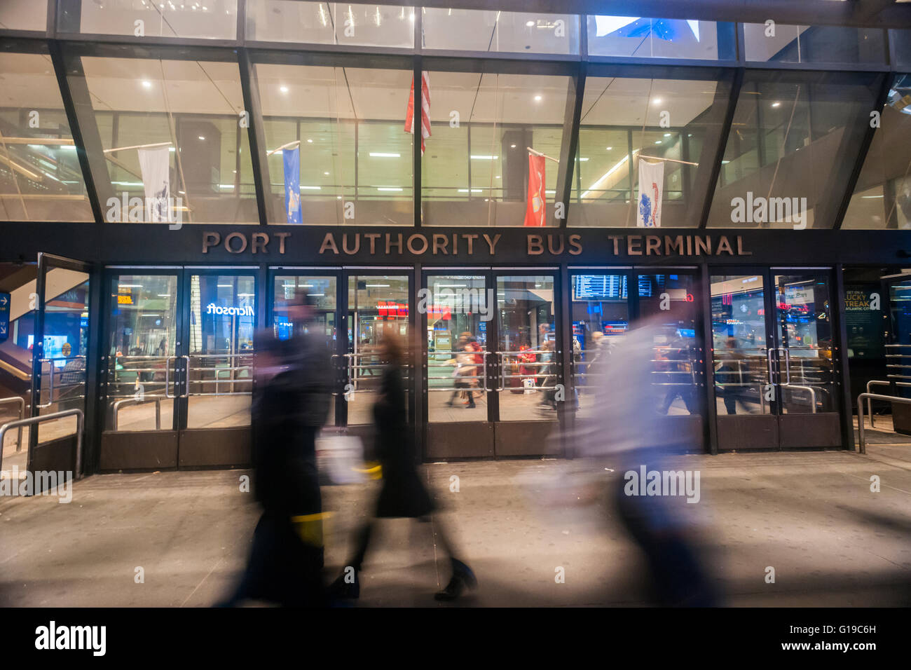 La deprimente Port Authority Bus Terminal in midtown Manhattan a New York Martedì, 3 maggio 2016. Il terminale obsoleti costruito nel 1950, con ulteriori piani aggiunto nel 1963 e una espansione nel 1980 gestisce molti più bus e passeggeri rispetto a quanto era stato originariamente progettato per l. (© Richard B. Levine) Foto Stock