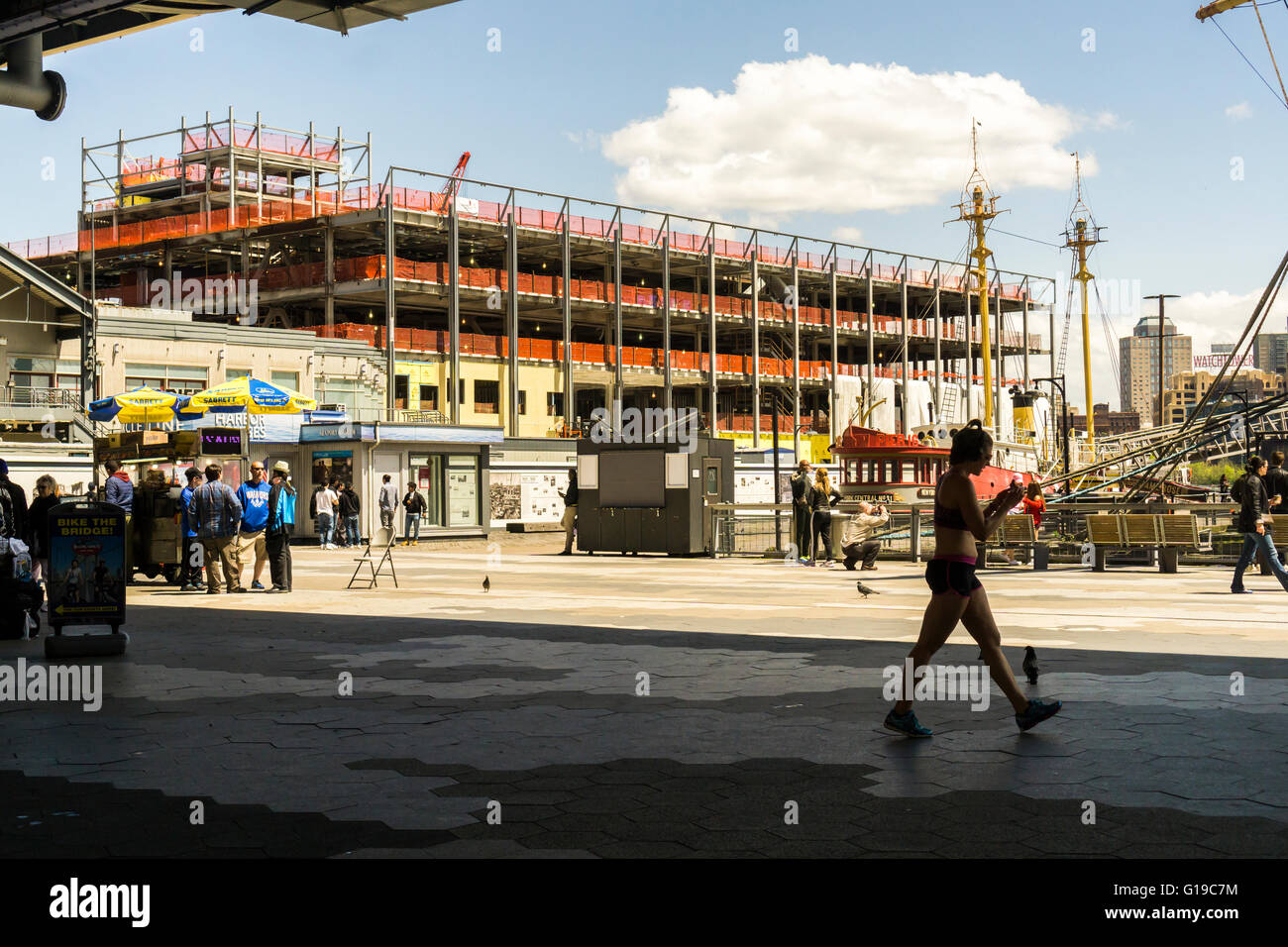 I turisti si divertono in una calda domenica, 8 maggio 2016 in South Street Seaport Historic District di New York. Pier 17 è nel processo di essere ri-sviluppato in background da Howard Hughes Corp. (© Richard B. Levine) Foto Stock
