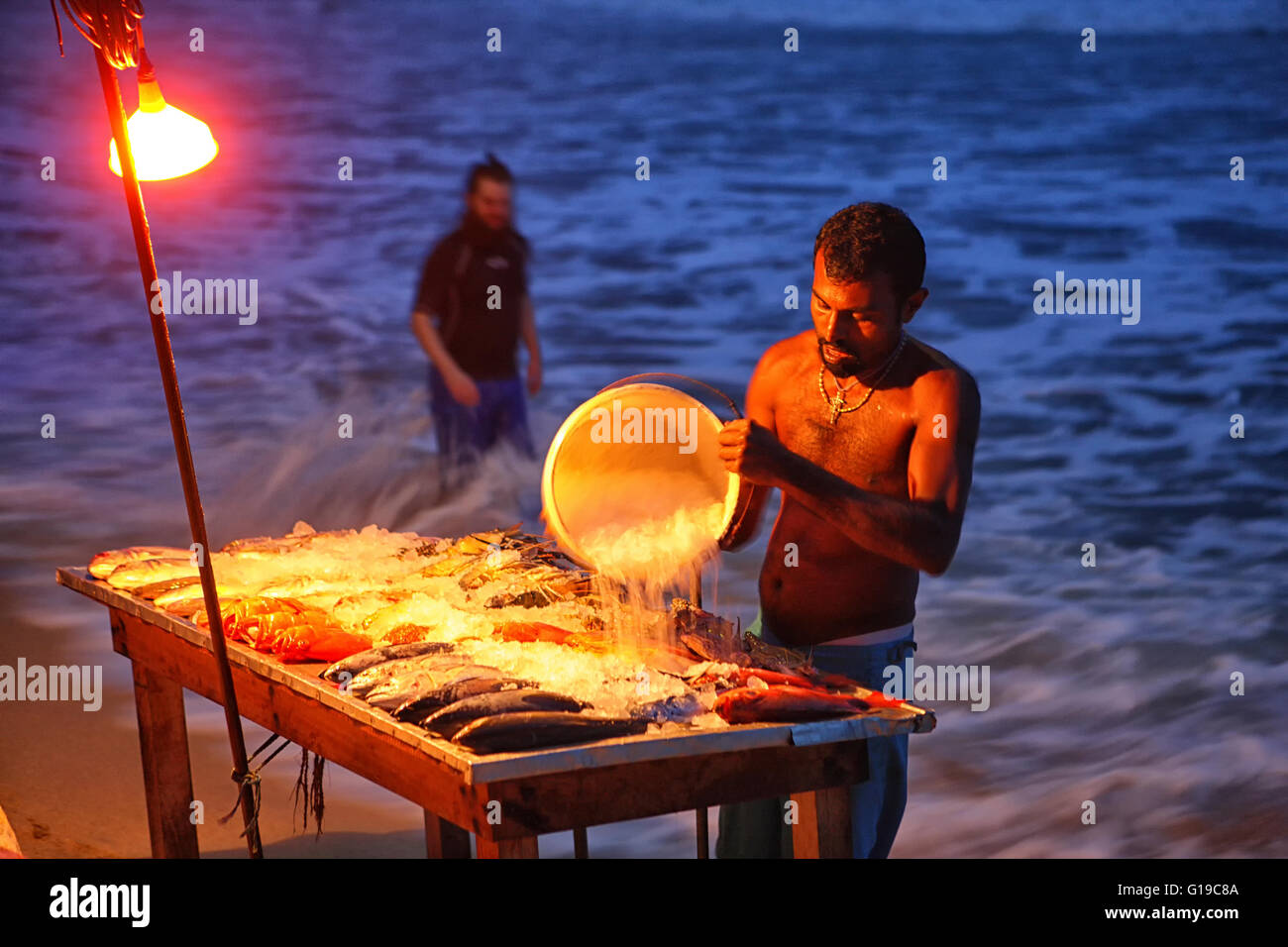 Pressione di stallo di pesce con ristoranti di Unawatuna, Galle, Sri Lanka Foto Stock
