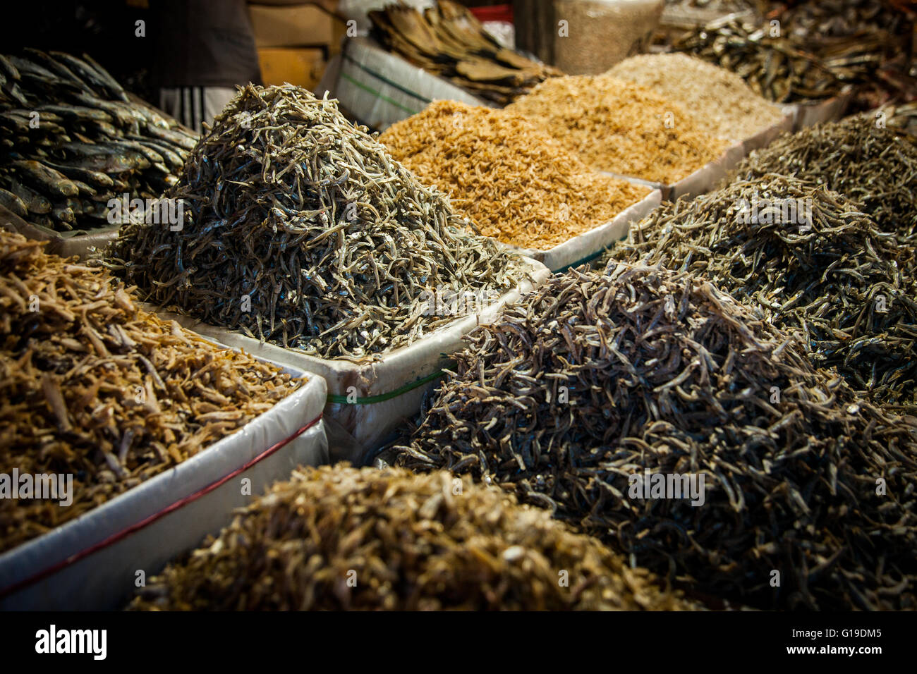 Ampia varietà di conserve di pesce essiccati visualizzata su un mercato in stallo Foto Stock