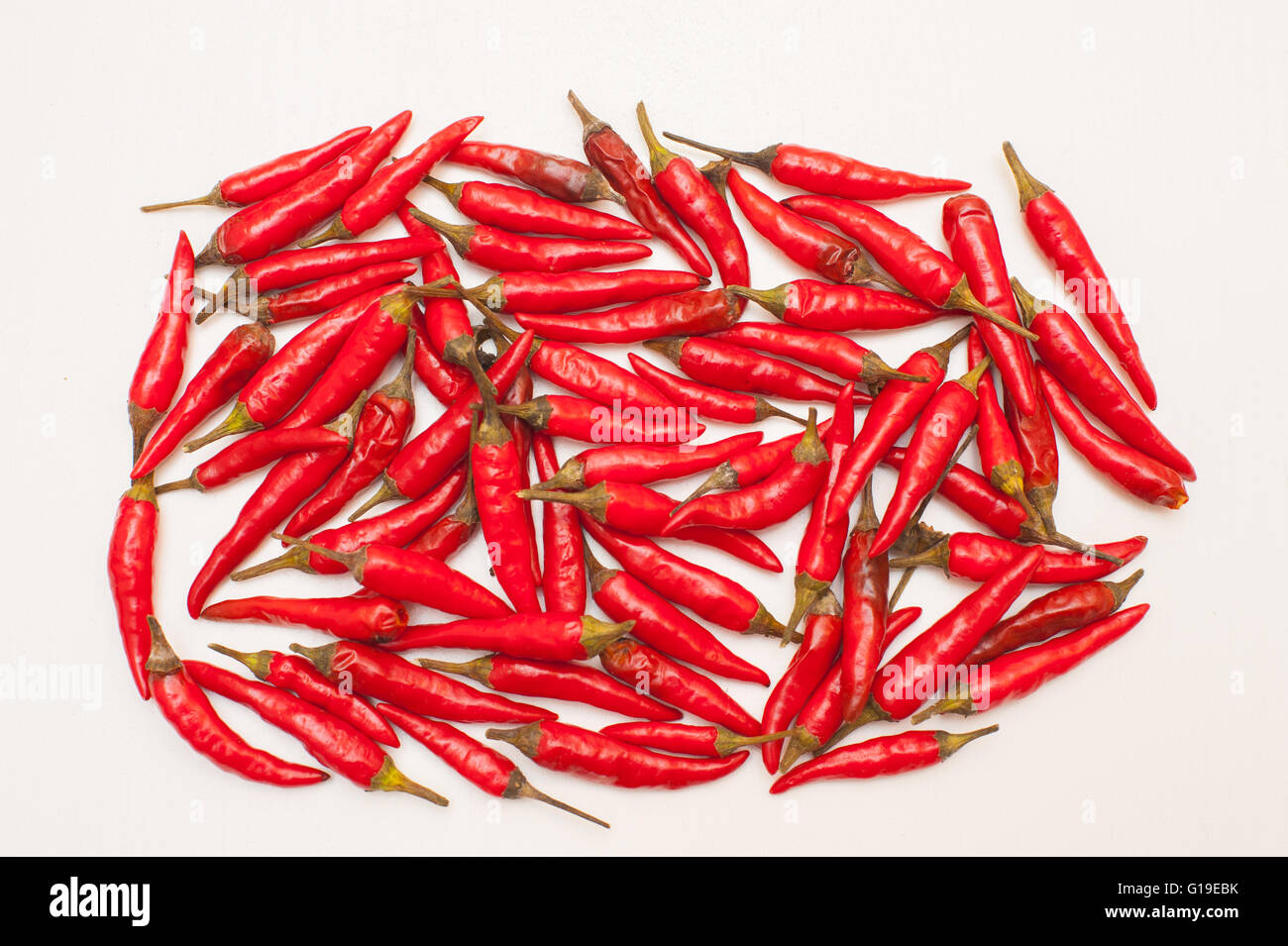 Cumulo di red hot chili peppers e sfondo bianco vista dall'alto Foto Stock