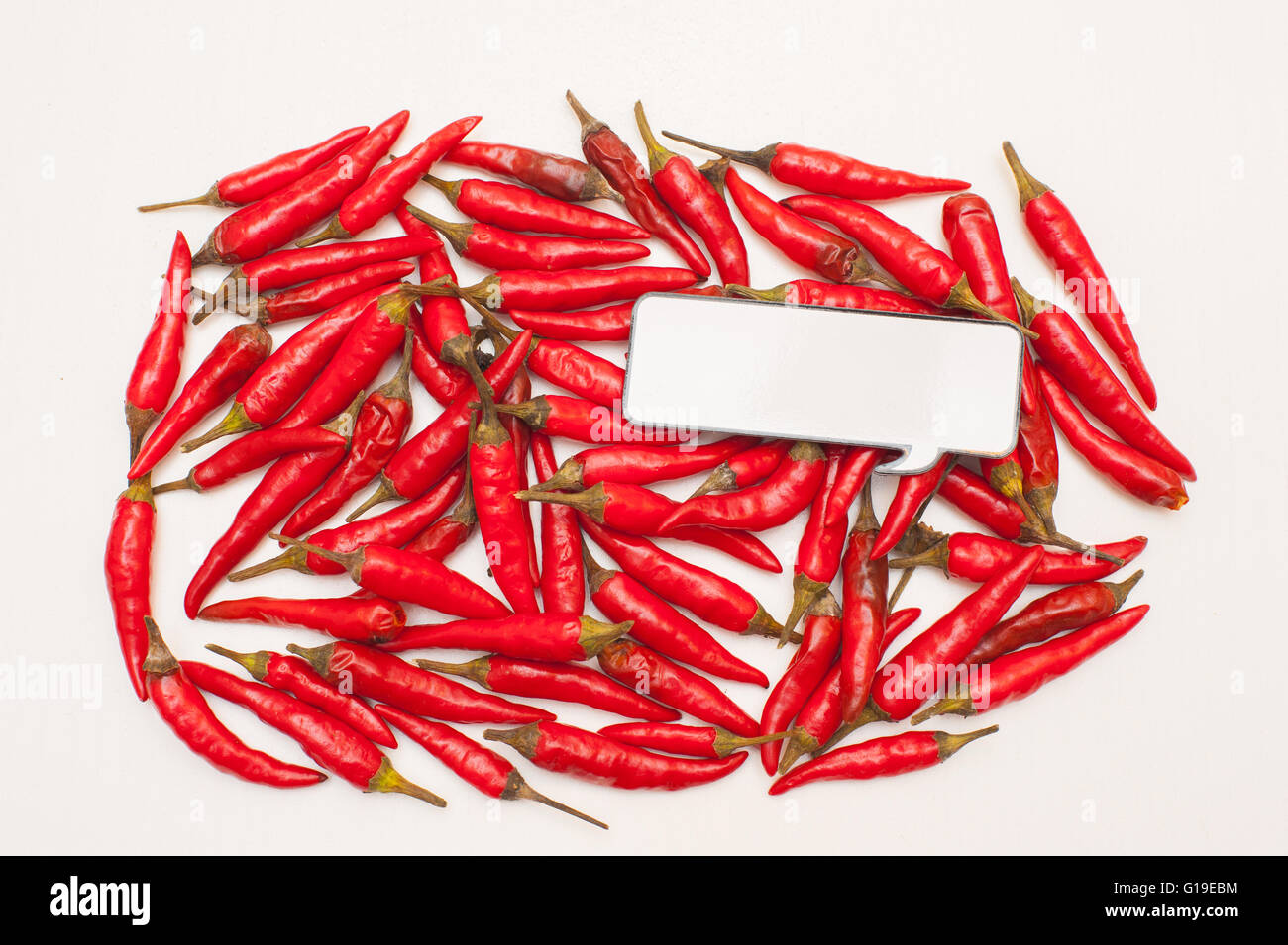 Parlando del cibo: molti red hot chili peppers sfondo bianco con etichetta di fumetti Foto Stock