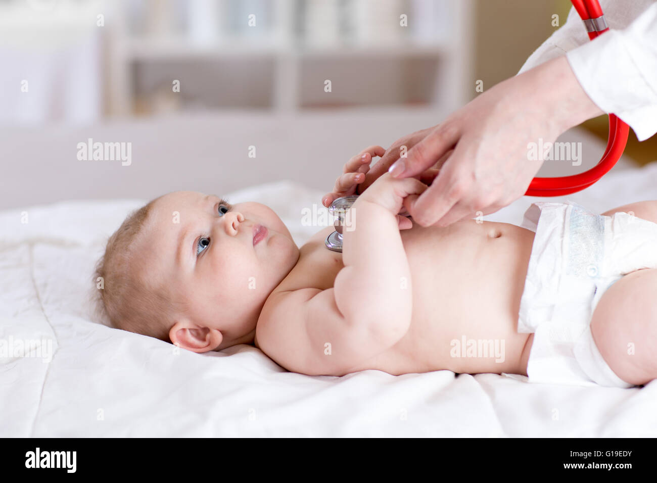 Baby esaminato dal medico Foto Stock