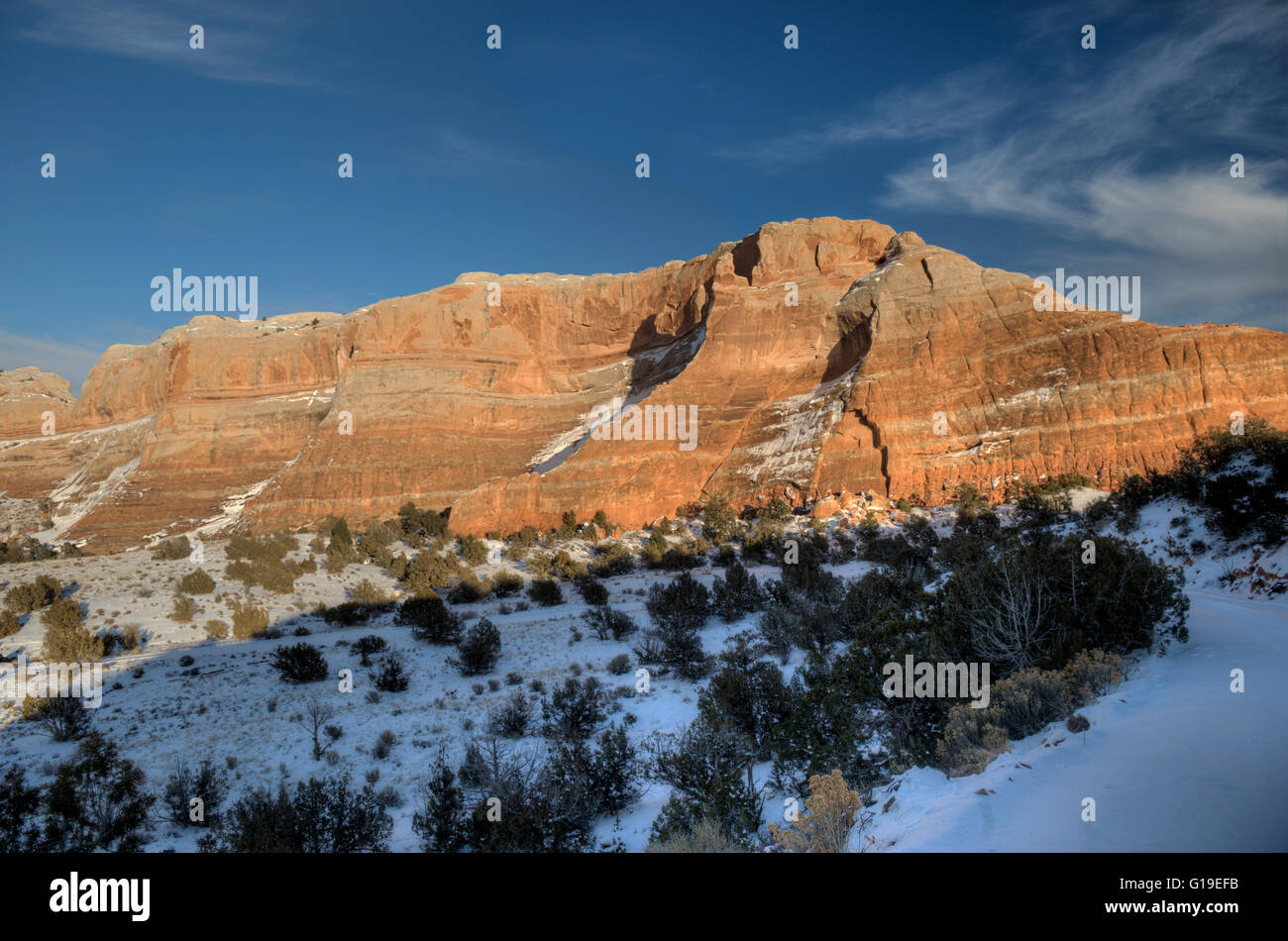 Una rupe di arenaria Entrada sul piccolo Pinto Mesa, come si vede dal 'Top del mondo' 4WD trail a est di Moab, Utah. Foto Stock