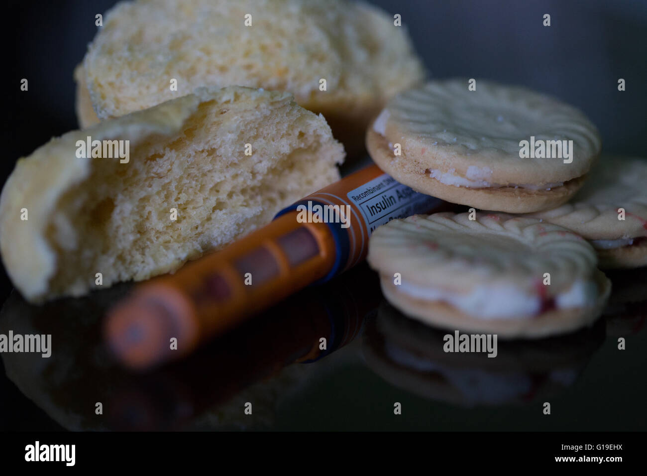Penna per insulina con livelli di zucchero nel sangue e misuratore a striscia di test,usato nel trattamento del diabete mellito.Alta gli alimenti contenenti carboidrati sono anche presenti Foto Stock Penna per insulina con livelli di zucchero nel sangue e misuratore a striscia di test,usato nel trattamento del diabete mellito.Alta gli alimenti contenenti carboidrati sono anche presenti Foto Stock