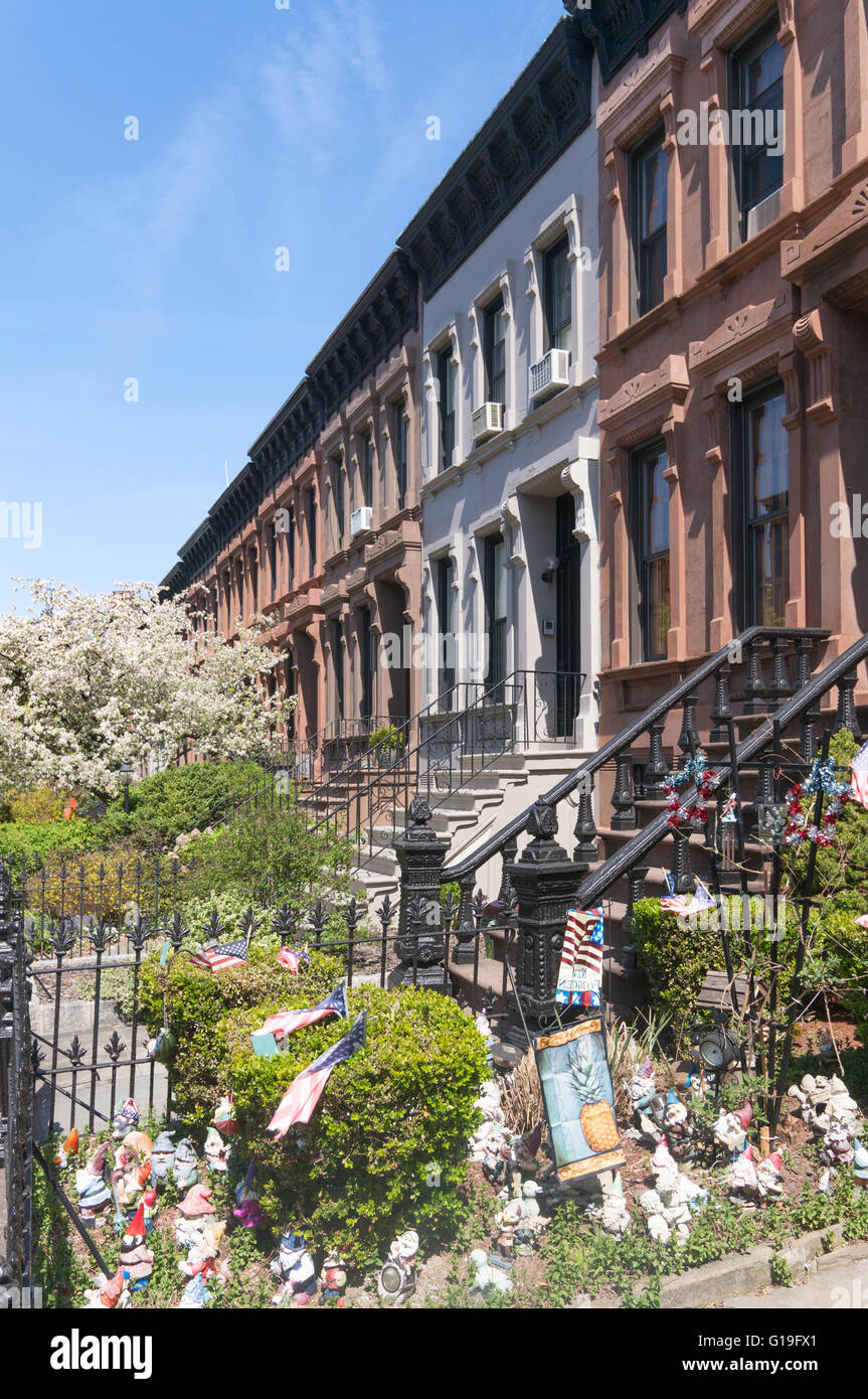Giardino gnomi pietre marroni, 8th Street, Park Slope Brooklyn, New York, Stati Uniti d'America Foto Stock