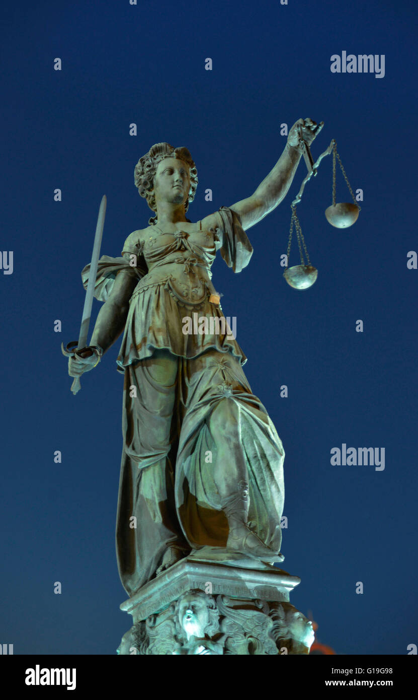 Gerechtigkeitsbrunnen, fontana di giustizia, Romerberg, di Francoforte sul Meno, Hesse, Germania / Römerberg Foto Stock