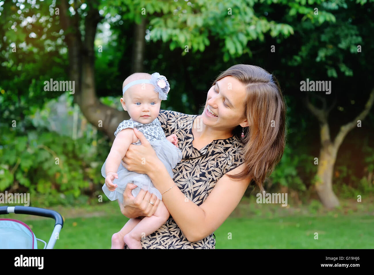 Sorridendo la madre e il bambino a giocare nel parco Foto Stock
